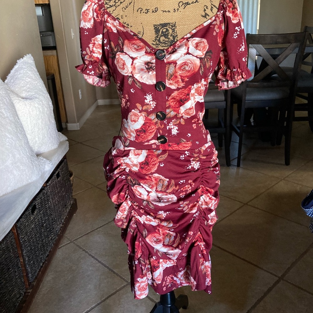 A gorgeous floral skirt and top with some ruching down the sides .